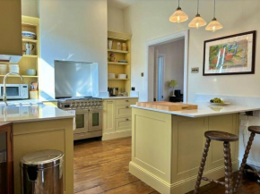 Edwardian 4 bed home - Tunnels Beach 2 mins away